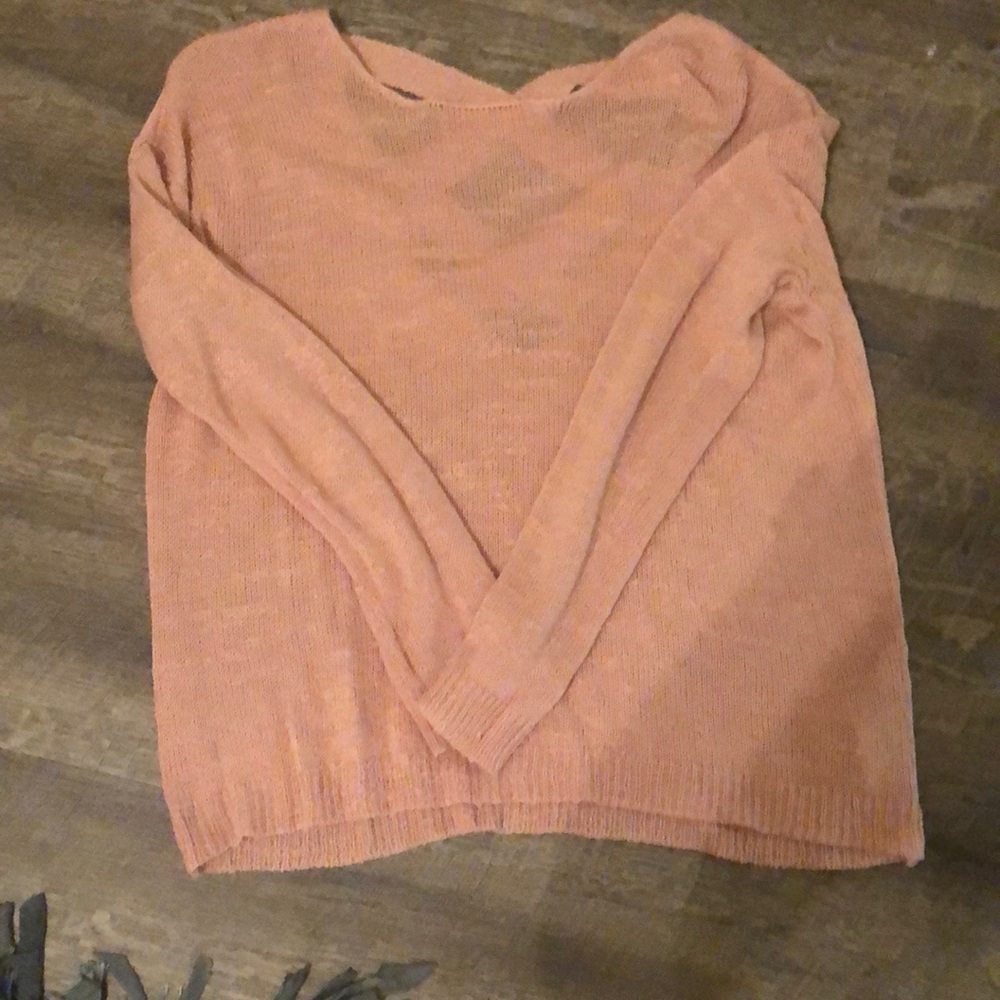 Pink thin sweater.